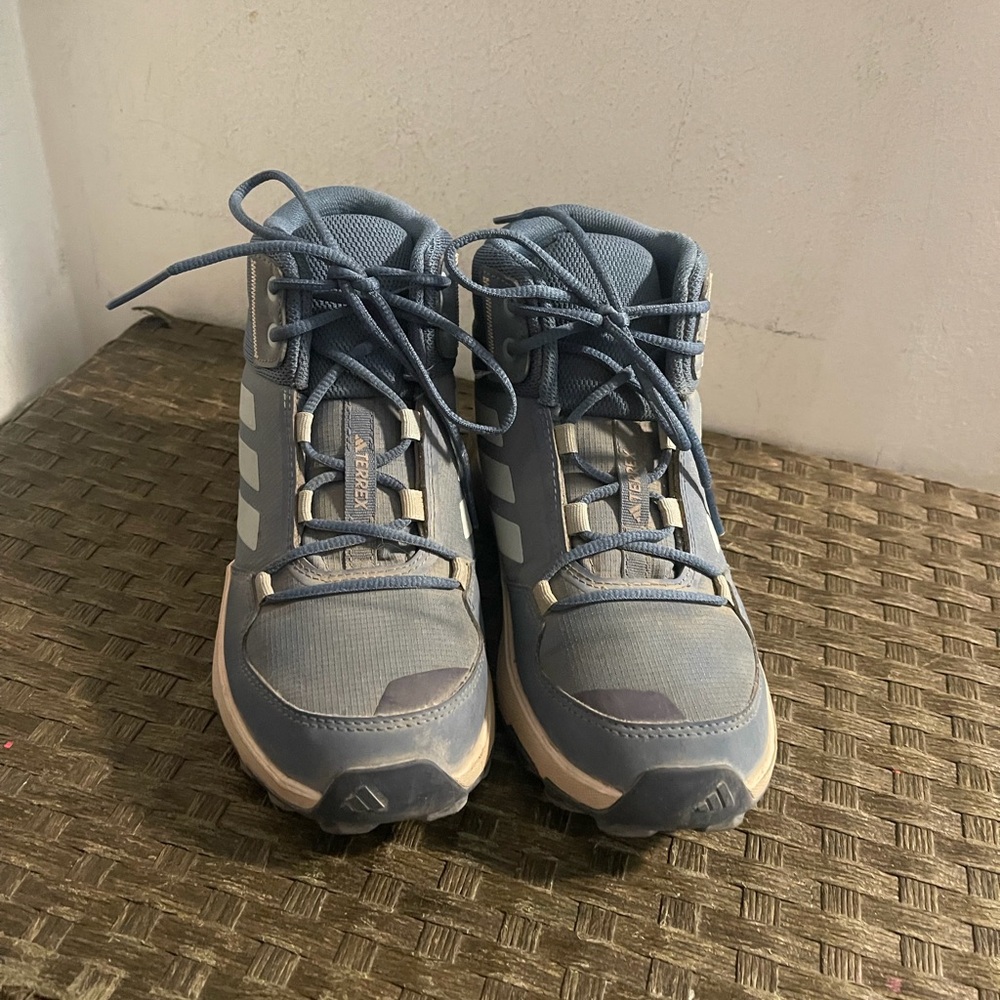 Kids adidas terrex boots 2.5